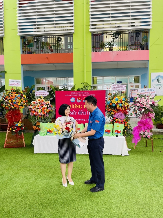 Các cơ sở Đoàn Vietsovpetro thăm và tặng quà cho các em học sinh có hoàn cảnh khó khăn Các cơ sở Đoàn Vietsovpetro thăm và tặng quà cho các em học sinh có hoàn cảnh khó khăn