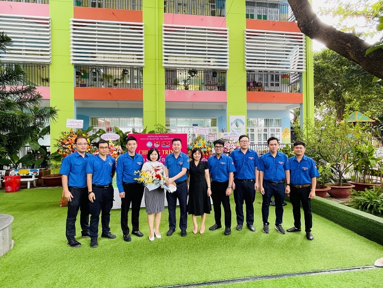 Các cơ sở Đoàn Vietsovpetro thăm và tặng quà cho các em học sinh có hoàn cảnh khó khăn Các cơ sở Đoàn Vietsovpetro thăm và tặng quà cho các em học sinh có hoàn cảnh khó khăn