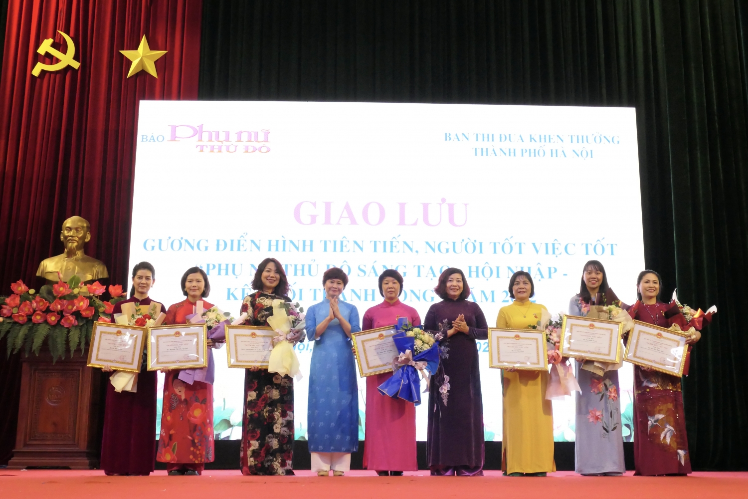 Ban tổ chức trao thưởng cho các gương Người tốt - Việc tốt tại chương trình. Ban tổ chức trao thưởng cho các gương Người tốt - Việc tốt tại chương trình.