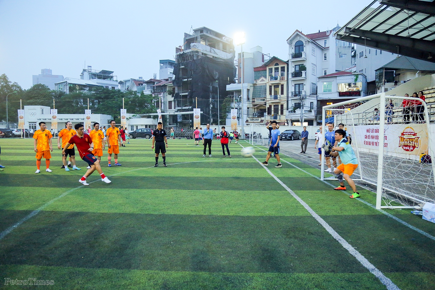 Lãnh đạo Tập đoàn và các đơn vị thành viên giao hữu bóng đá nhân dịp kỷ niệm Ngày truyền thống Ngành Dầu khí Lãnh đạo Tập đoàn và các đơn vị thành viên giao hữu bóng đá nhân kỷ niệm Ngày truyền thống ngành Dầu khí Việt Nam