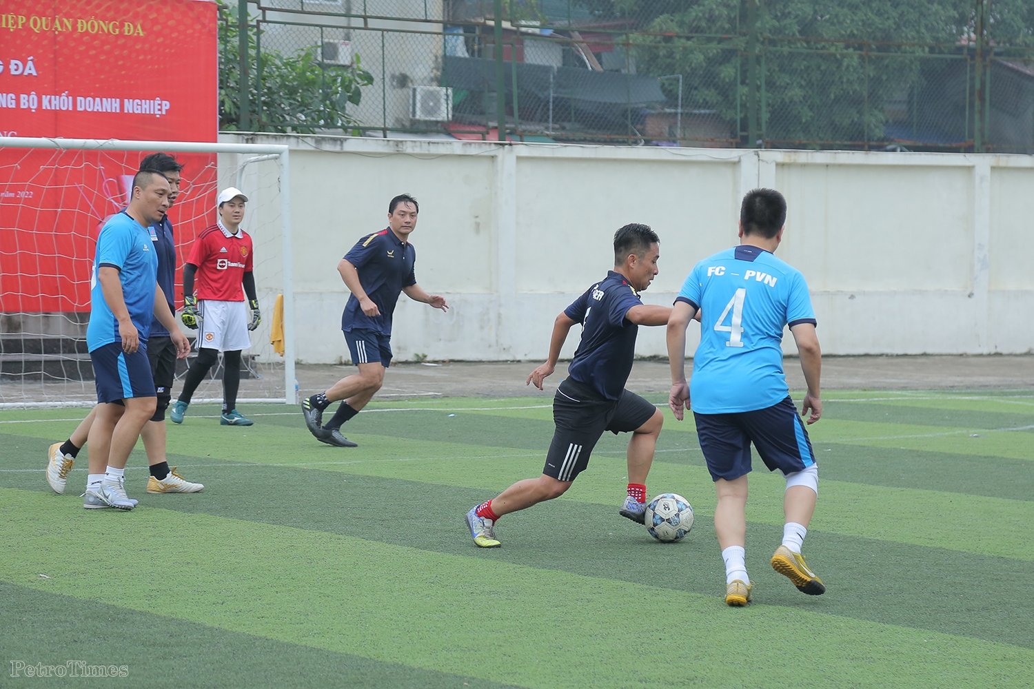 Lãnh đạo Tập đoàn và các đơn vị thành viên giao hữu bóng đá nhân dịp kỷ niệm Ngày truyền thống Ngành Dầu khí Lãnh đạo Tập đoàn và các đơn vị thành viên giao hữu bóng đá nhân kỷ niệm Ngày truyền thống ngành Dầu khí Việt Nam