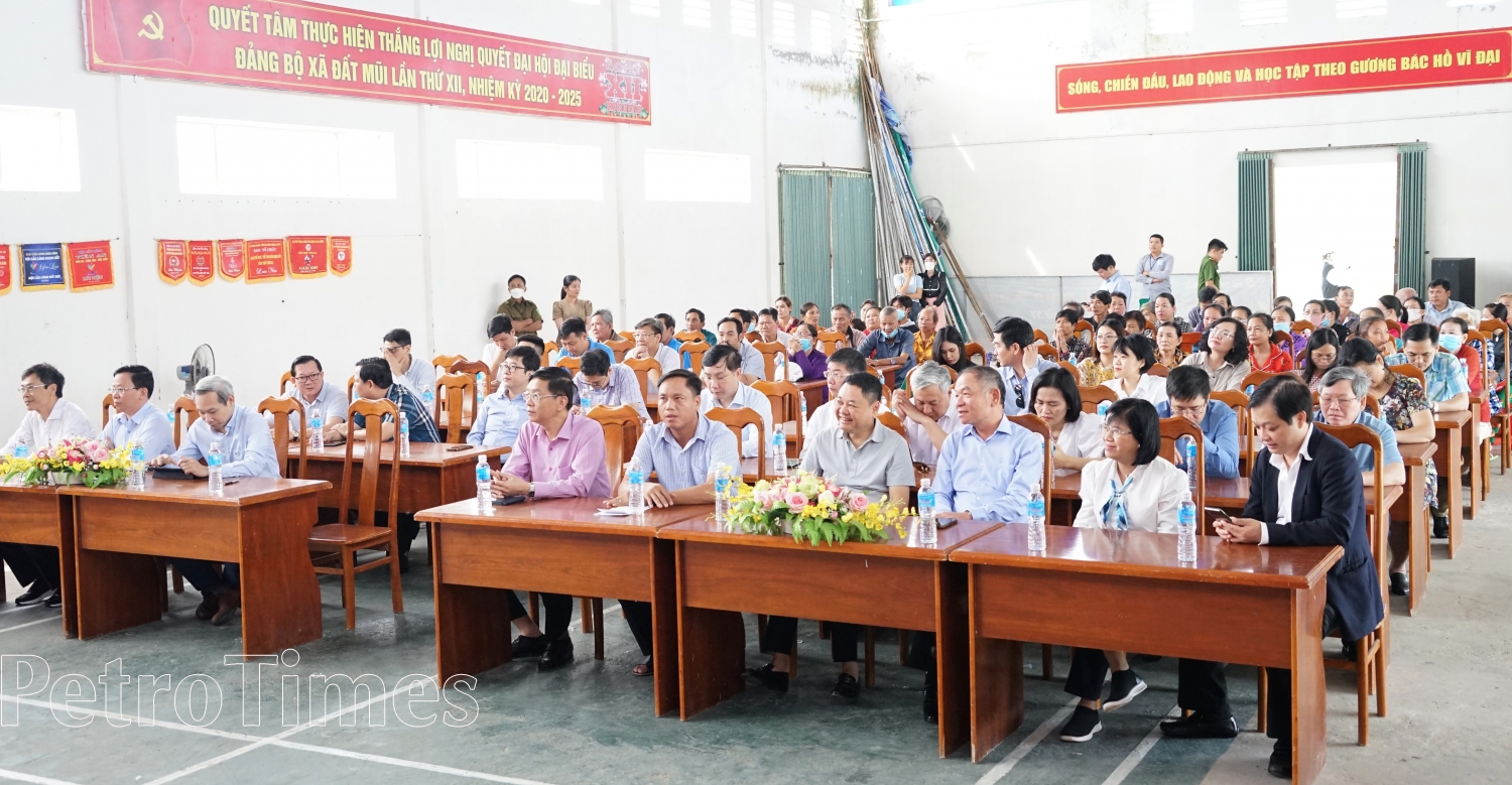 Đoàn Đại biểu các Ủy ban của Quốc hội trao quà đến các hộ nghèo Đất Mũi Đoàn Đại biểu các Ủy ban của Quốc hội trao quà đến các hộ nghèo Đất Mũi
