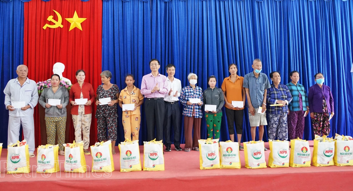 Đoàn Đại biểu các Ủy ban của Quốc hội trao quà đến các hộ nghèo Đất Mũi Đoàn Đại biểu các Ủy ban của Quốc hội trao quà đến các hộ nghèo Đất Mũi