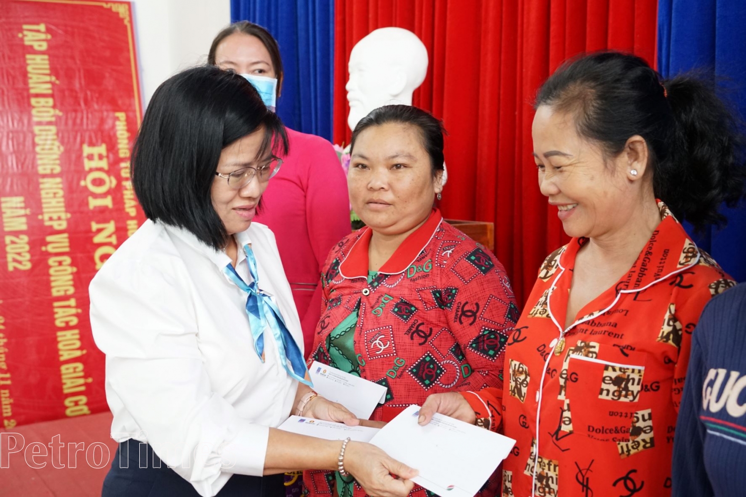 Đoàn Đại biểu các Ủy ban của Quốc hội trao quà đến các hộ nghèo Đất Mũi Đoàn Đại biểu các Ủy ban của Quốc hội trao quà đến các hộ nghèo Đất Mũi