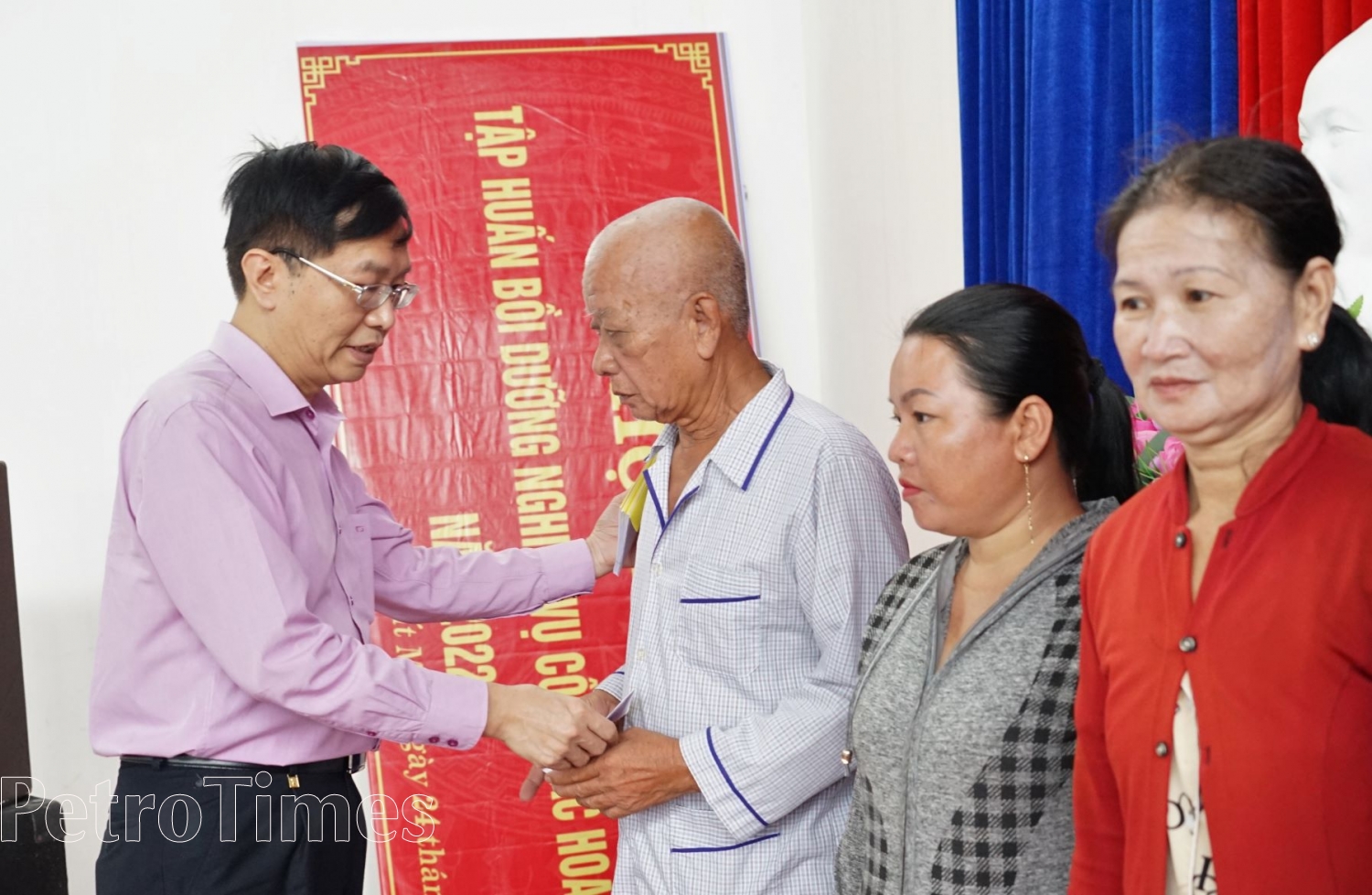 Đoàn Đại biểu các Ủy ban của Quốc hội trao quà đến các hộ nghèo Đất Mũi Đoàn Đại biểu các Ủy ban của Quốc hội trao quà đến các hộ nghèo Đất Mũi