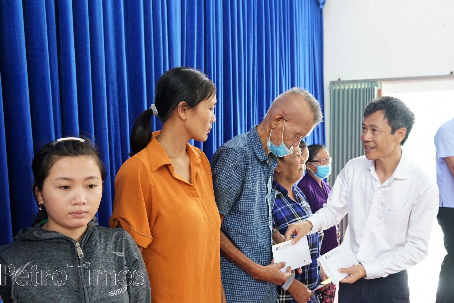 Đoàn Đại biểu các Ủy ban của Quốc hội trao quà đến các hộ nghèo Đất Mũi Đoàn Đại biểu các Ủy ban của Quốc hội trao quà đến các hộ nghèo Đất Mũi