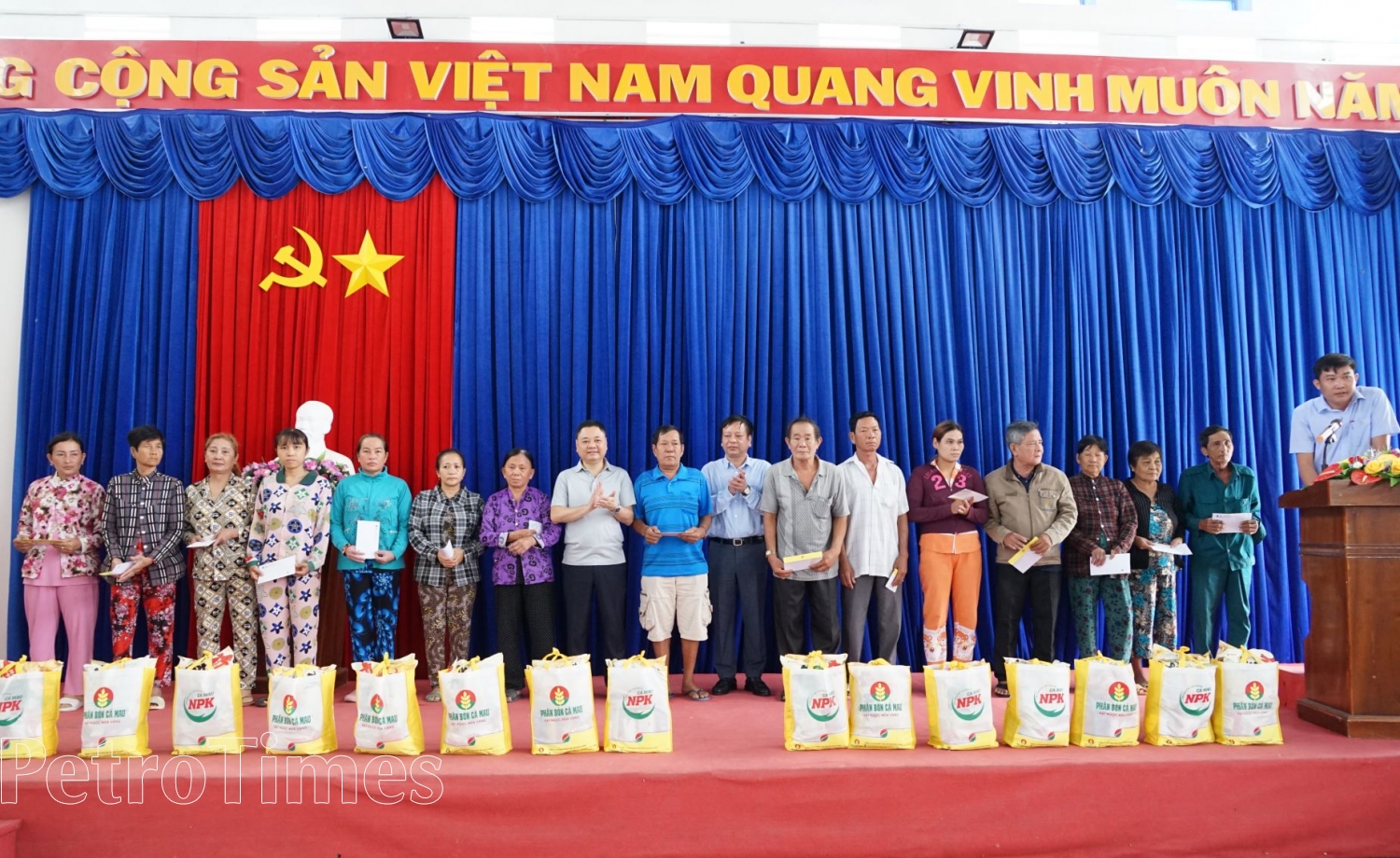 Đoàn Đại biểu các Ủy ban của Quốc hội trao quà đến các hộ nghèo Đất Mũi Đoàn Đại biểu các Ủy ban của Quốc hội trao quà đến các hộ nghèo Đất Mũi