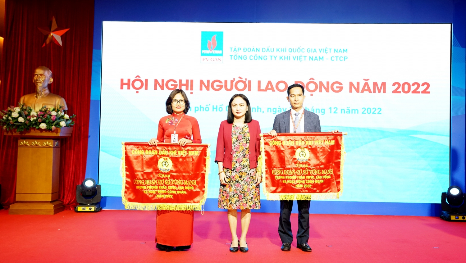 Công đoàn Dầu khí Việt Nam trao cờ Thi đua cho 2 tổ chức công đoàn xuất sắc nổi bật của PV GAS Công đoàn Dầu khí Việt Nam trao cờ Thi đua cho 2 tổ chức công đoàn xuất sắc nổi bật của PV GAS