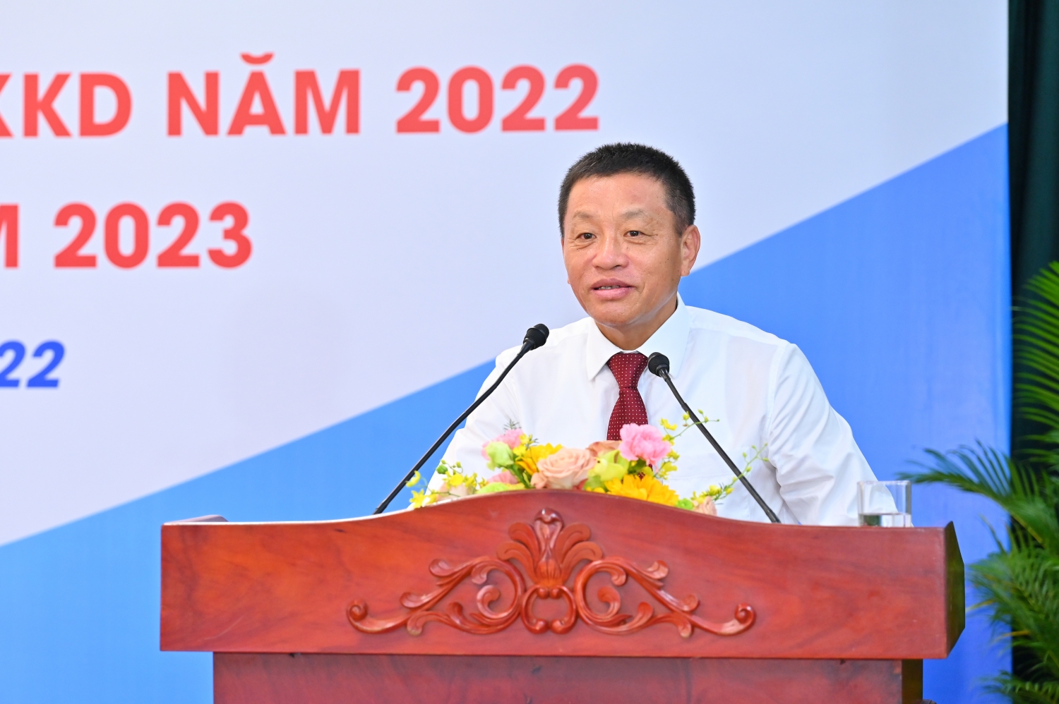 Ông Đoàn Văn Nhuộm – Phó Bí thư Đảng ủy, Tổng Giám đốc PVOIL phát biểu tại Hội nghị Ông Đoàn Văn Nhuộm – Phó Bí thư Đảng ủy, Tổng Giám đốc PVOIL phát biểu tại Hội nghị
