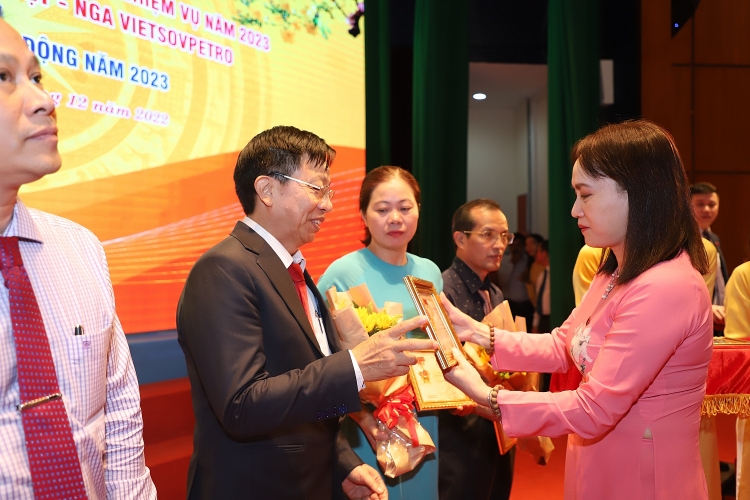 Vietsovpetro tổ chức Hội nghị Tổng kết công tác Đảng năm 2022 và Hội nghị Người lao động năm 2023 Vietsovpetro: Thu nhập và các chế độ phúc lợi cho người lao động năm 2022 được đảm bảo ở mức tốt