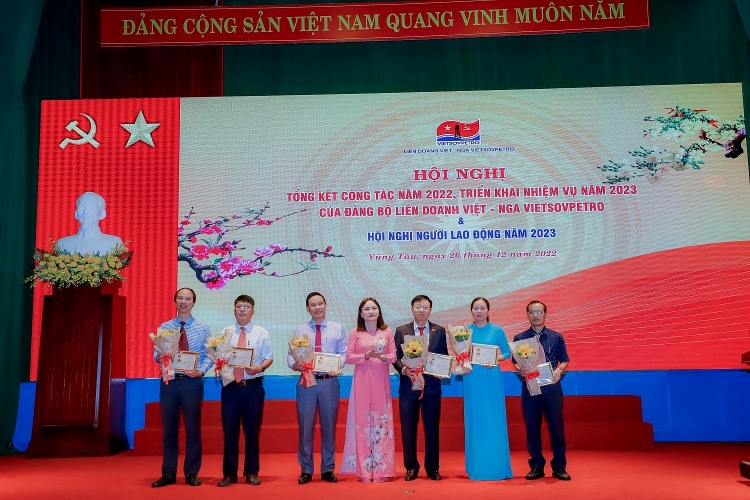 Vietsovpetro tổ chức Hội nghị Tổng kết công tác Đảng năm 2022 và Hội nghị Người lao động năm 2023 Vietsovpetro: Thu nhập và các chế độ phúc lợi cho người lao động năm 2022 được đảm bảo ở mức tốt