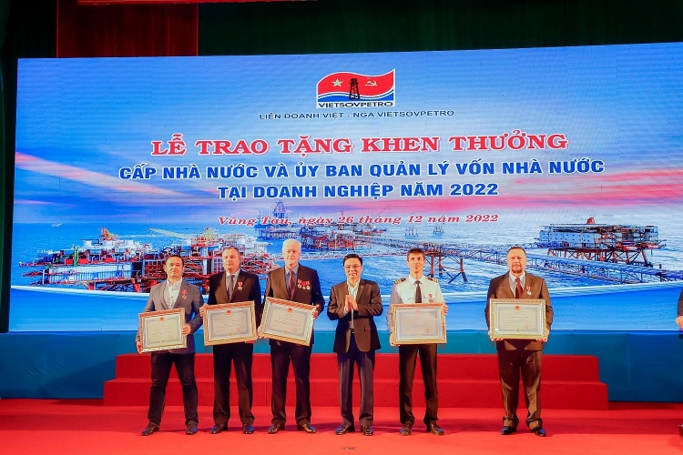 Vietsovpetro đạt thành tích đặc biệt ấn tượng - góp phần lớn vào thành công chung của Petrovietnam Vietsovpetro đạt thành tích đặc biệt ấn tượng, góp phần quan trọng vào thành công chung của Petrovietnam
