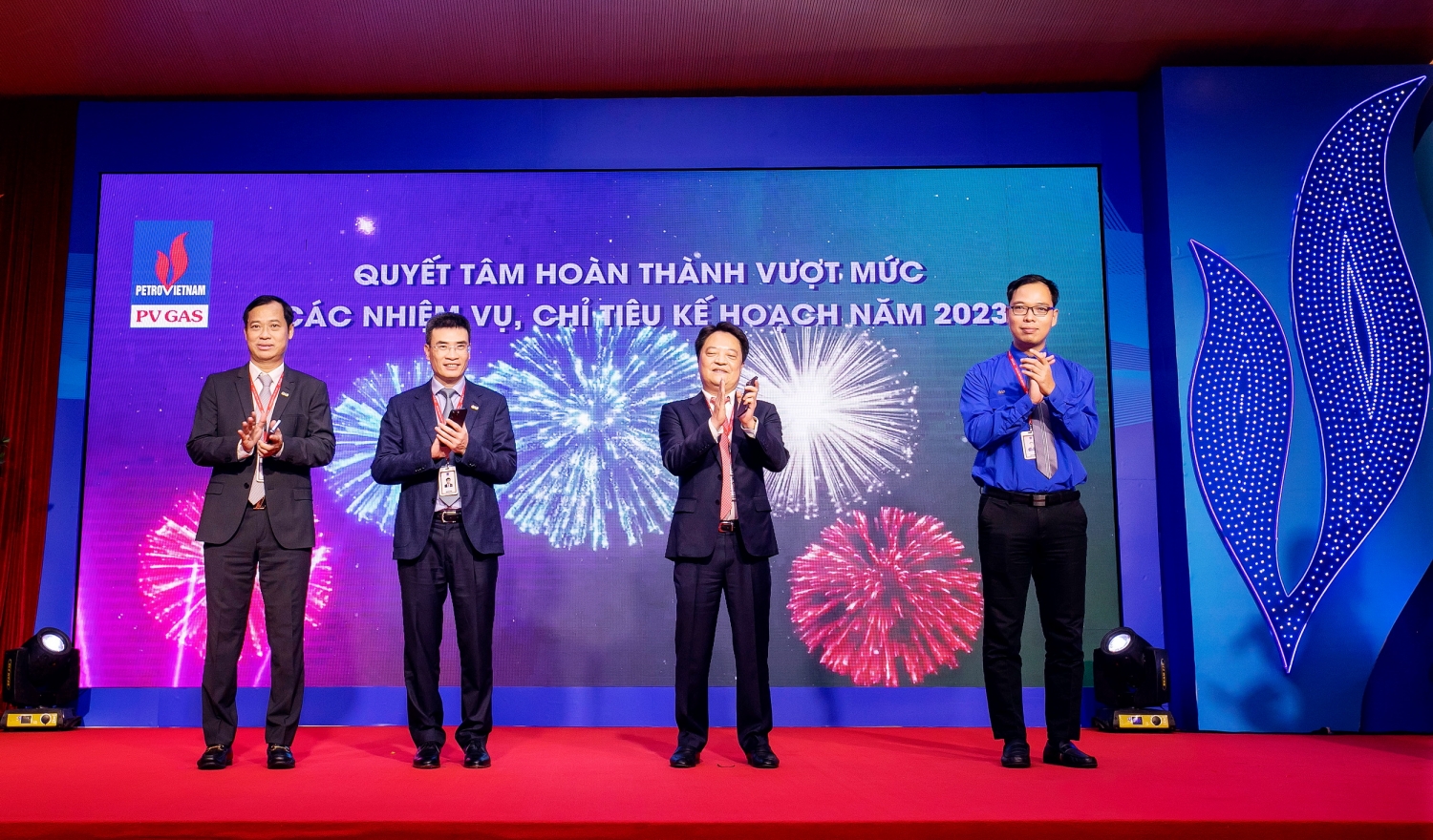 Các vị lãnh đạo Đảng ủy, Chính quyền, Công đoàn, Đoàn Thanh niên PV GAS Cam kết thi đua “Hoàn thành vượt mức các nhiệm vụ, chỉ tiêu kế hoạch năm 2023” Các vị lãnh đạo Đảng ủy, Chính quyền, Công đoàn, Đoàn Thanh niên PV GAS Cam kết thi đua “Hoàn thành vượt mức các nhiệm vụ, chỉ tiêu kế hoạch năm 2023”