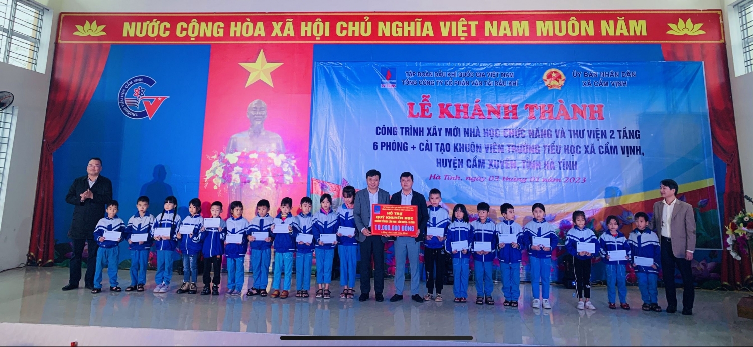 Trao học bổng cho học sinh nhà trường