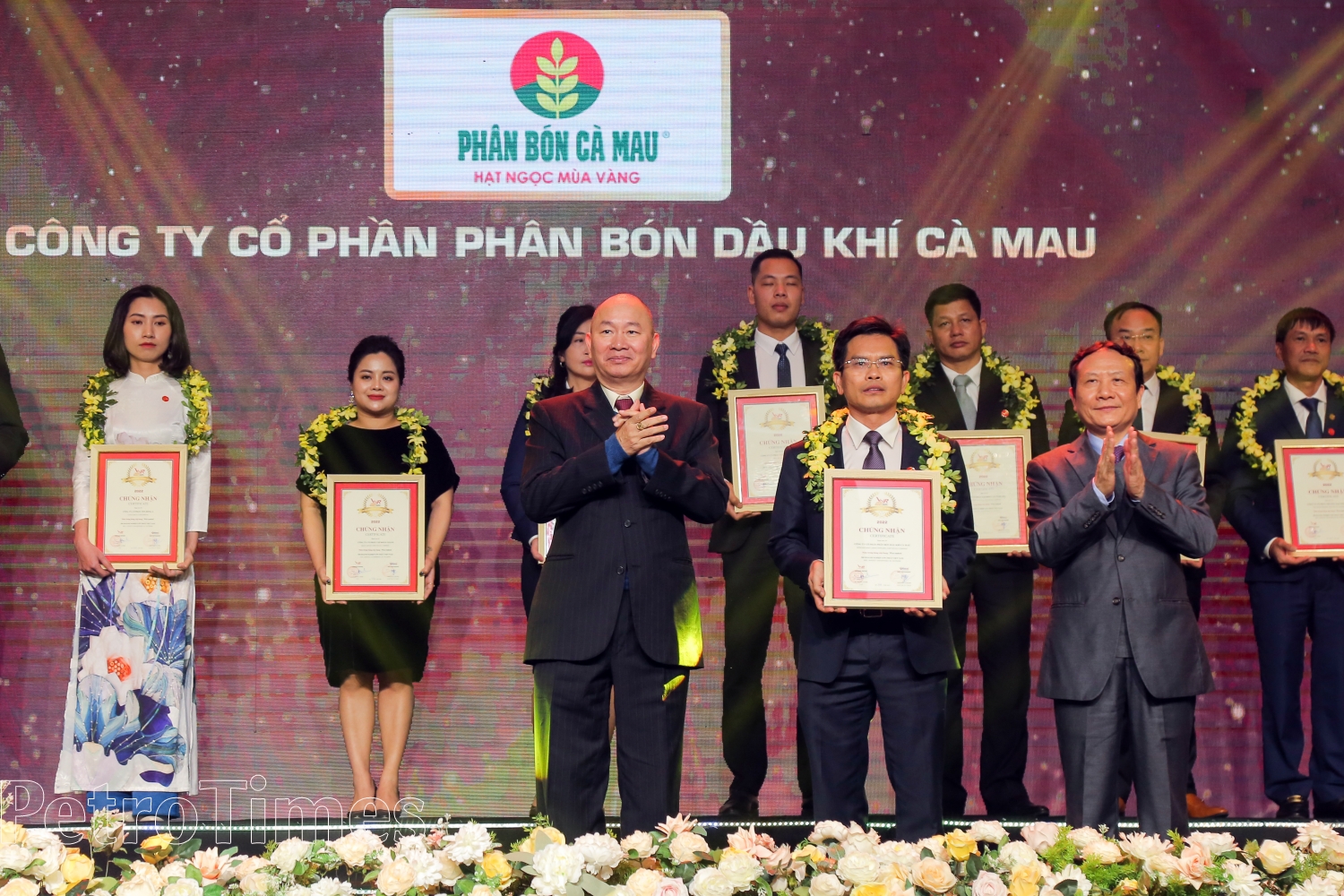 Thiết lập nhiều kỷ lục trong năm 2022, Petrovietnam khẳng định vị thế Top 3 doanh nghiệp lớn nhất Việt Nam Thiết lập nhiều kỷ lục trong năm 2022, Petrovietnam tiếp tục khẳng định vị thế trong Top 500 doanh nghiệp lớn nhất Việt Nam