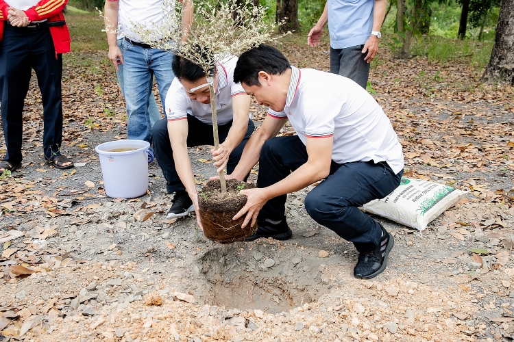 Đảng bộ Trường Đại học Dầu khí Việt Nam (PVU) tổ chức hành trình giáo dục truyền thống lịch sử tại di tích lịch sử quốc gia - Tượng đài chiến thắng La Ngà Đảng bộ Trường Đại học Dầu khí Việt Nam tổ chức giáo dục truyền thống lịch sử tại Di tích chiến thắng La Ngà