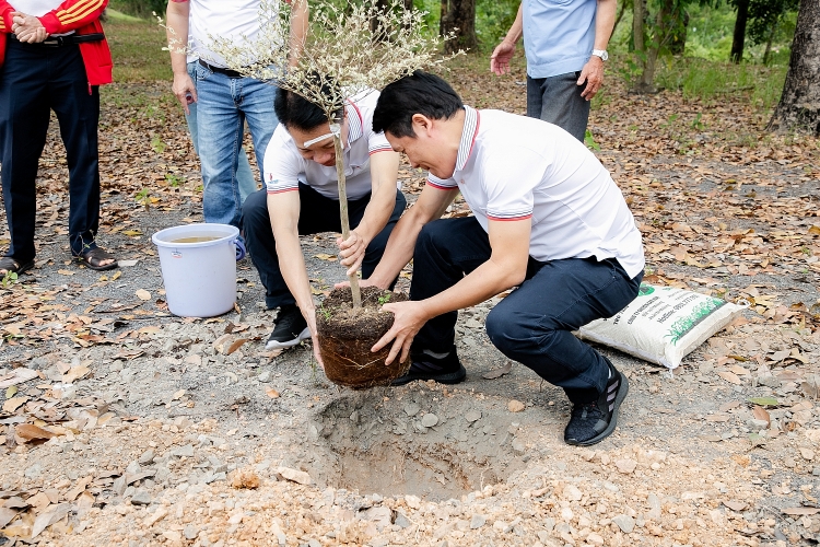 Đảng bộ Trường Đại học Dầu khí Việt Nam tổ chức giáo dục truyền thống lịch sử tại Di tích chiến thắng La Ngà