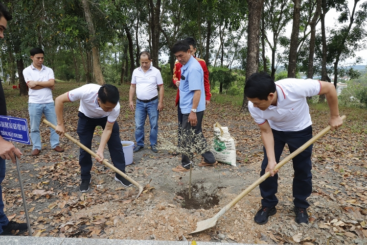 Đảng bộ Trường Đại học Dầu khí Việt Nam tổ chức giáo dục truyền thống lịch sử tại Di tích chiến thắng La Ngà