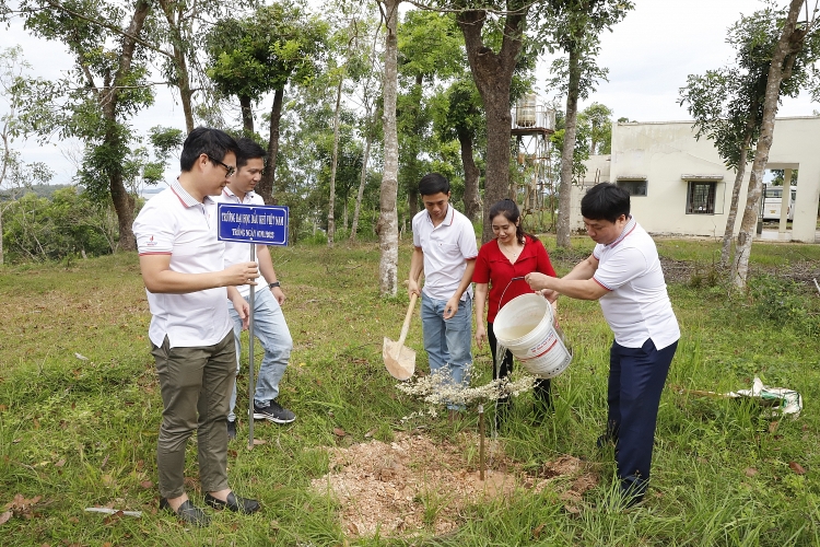 Đảng bộ Trường Đại học Dầu khí Việt Nam tổ chức giáo dục truyền thống lịch sử tại Di tích chiến thắng La Ngà