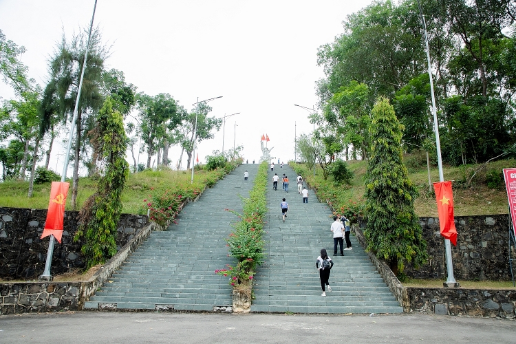 Đảng bộ Trường Đại học Dầu khí Việt Nam (PVU) tổ chức hành trình giáo dục truyền thống lịch sử tại di tích lịch sử quốc gia - Tượng đài chiến thắng La Ngà Đảng bộ Trường Đại học Dầu khí Việt Nam tổ chức giáo dục truyền thống lịch sử tại Di tích chiến thắng La Ngà