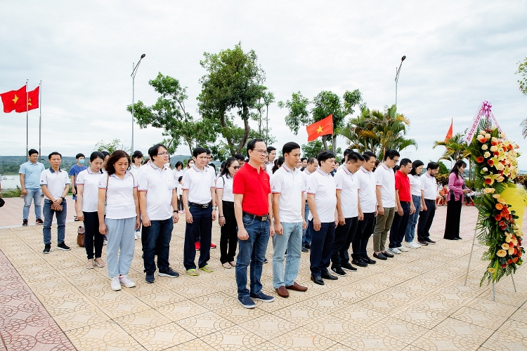 Đảng bộ Trường Đại học Dầu khí Việt Nam tổ chức giáo dục truyền thống lịch sử tại Di tích chiến thắng La Ngà