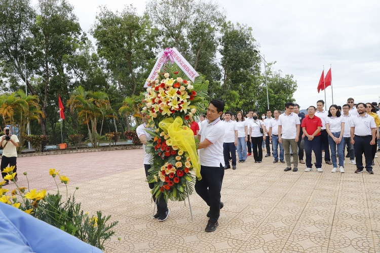 Đảng bộ Trường Đại học Dầu khí Việt Nam (PVU) tổ chức hành trình giáo dục truyền thống lịch sử tại di tích lịch sử quốc gia - Tượng đài chiến thắng La Ngà Đảng bộ Trường Đại học Dầu khí Việt Nam tổ chức giáo dục truyền thống lịch sử tại Di tích chiến thắng La Ngà