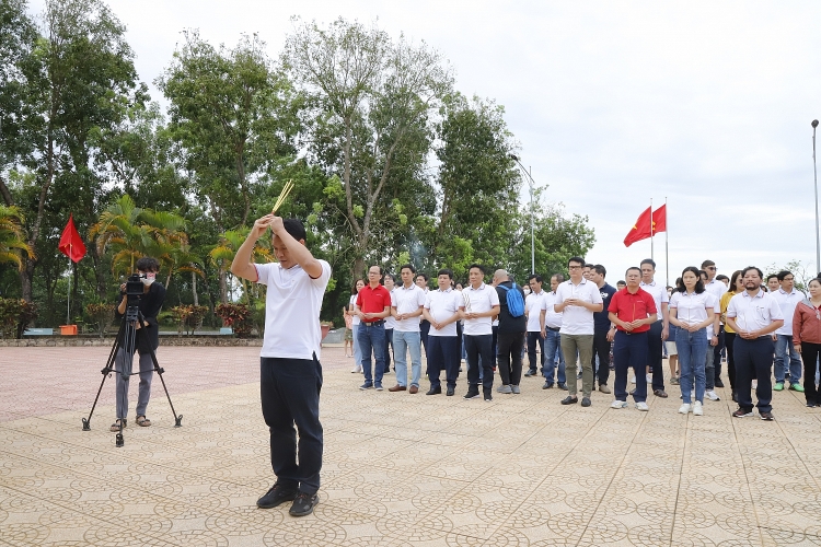Đảng bộ Trường Đại học Dầu khí Việt Nam (PVU) tổ chức hành trình giáo dục truyền thống lịch sử tại di tích lịch sử quốc gia - Tượng đài chiến thắng La Ngà Đảng bộ Trường Đại học Dầu khí Việt Nam tổ chức giáo dục truyền thống lịch sử tại Di tích chiến thắng La Ngà