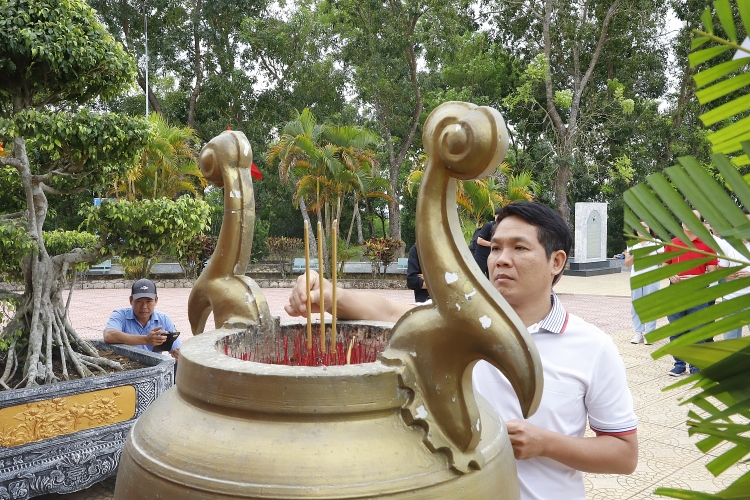 Đảng bộ Trường Đại học Dầu khí Việt Nam (PVU) tổ chức hành trình giáo dục truyền thống lịch sử tại di tích lịch sử quốc gia - Tượng đài chiến thắng La Ngà Đảng bộ Trường Đại học Dầu khí Việt Nam tổ chức giáo dục truyền thống lịch sử tại Di tích chiến thắng La Ngà