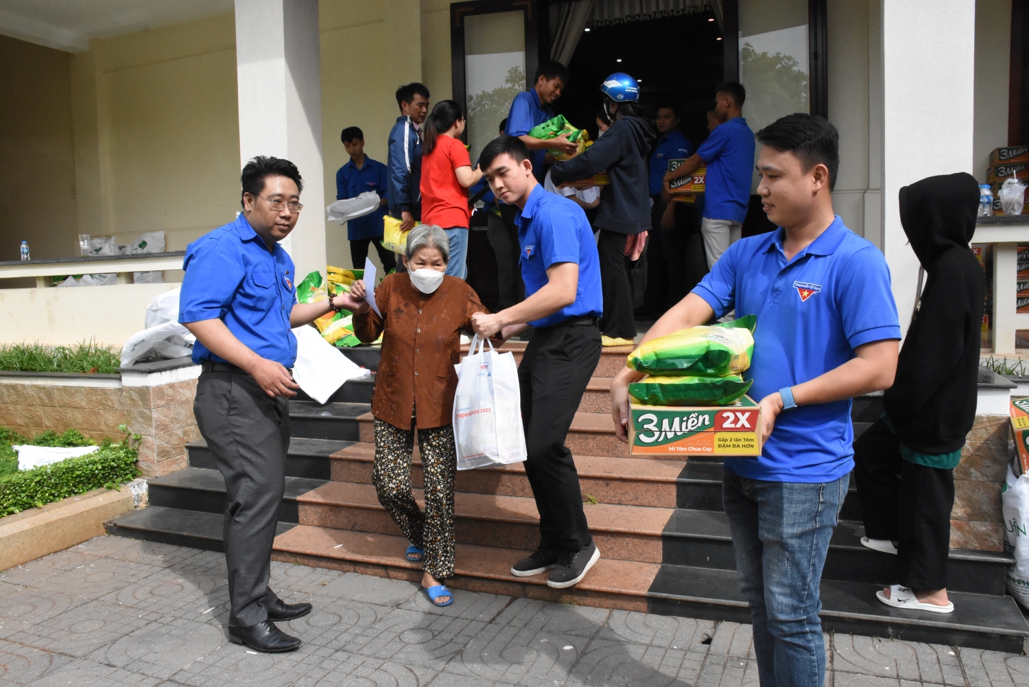 Tuổi trẻ PTSC mang “Tết trọn niềm vui” đến đồng bào dân tộc thiểu số Tuổi trẻ PTSC mang “Tết trọn niềm vui” đến đồng bào dân tộc thiểu số