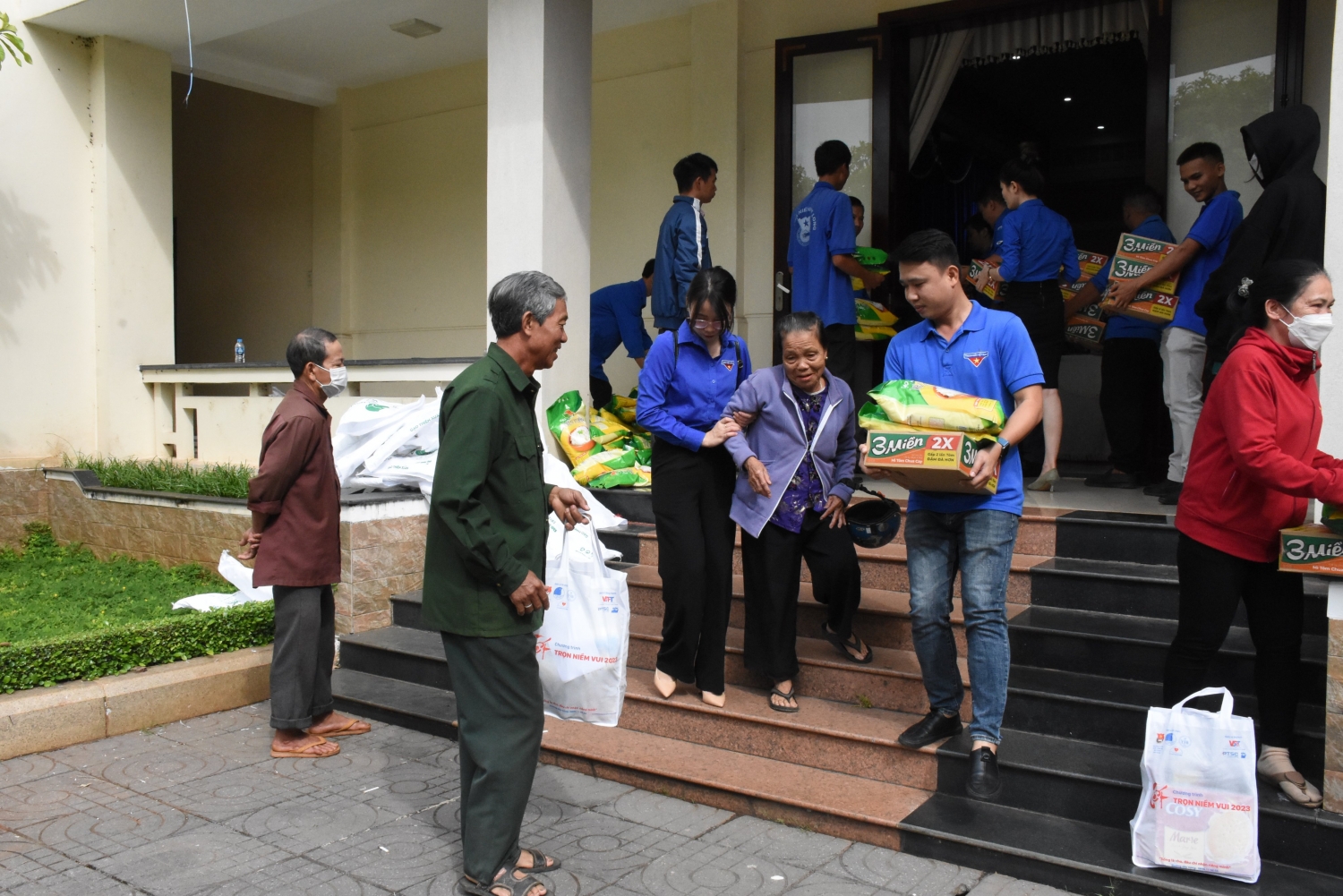 Tuổi trẻ PTSC mang “Tết trọn niềm vui” đến đồng bào dân tộc thiểu số Tuổi trẻ PTSC mang “Tết trọn niềm vui” đến đồng bào dân tộc thiểu số