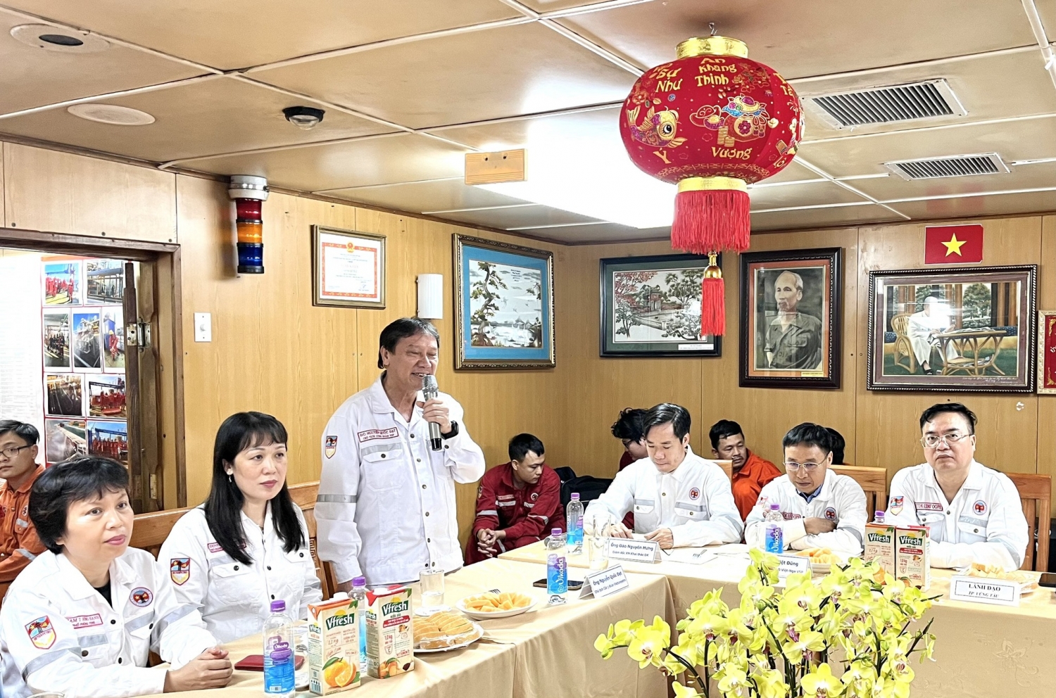 Lãnh đạo TP Vũng Tàu và Vietsovpetro chúc Tết người lao động trên Giàn CNTT-2 Lãnh đạo TP Vũng Tàu và Vietsovpetro chúc Tết người lao động trên Giàn CNTT-2