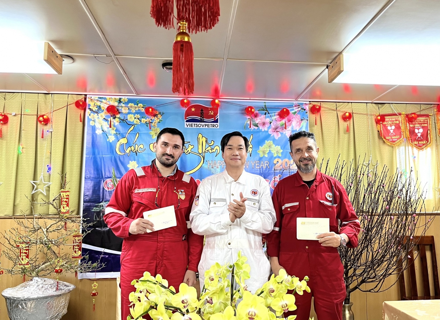 Lãnh đạo TP Vũng Tàu và Vietsovpetro chúc Tết người lao động trên Giàn CNTT-2 Lãnh đạo TP Vũng Tàu và Vietsovpetro chúc Tết người lao động trên Giàn CNTT-2