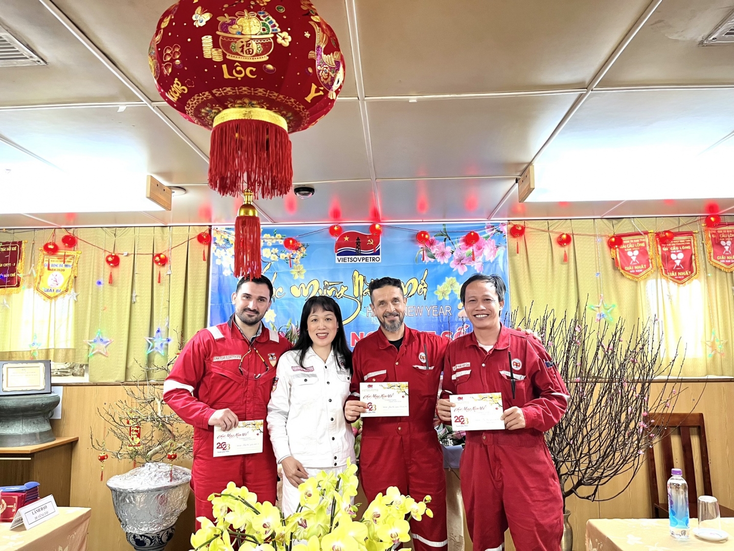 Lãnh đạo TP Vũng Tàu và Vietsovpetro chúc Tết người lao động trên Giàn CNTT-2 Lãnh đạo TP Vũng Tàu và Vietsovpetro chúc Tết người lao động trên Giàn CNTT-2