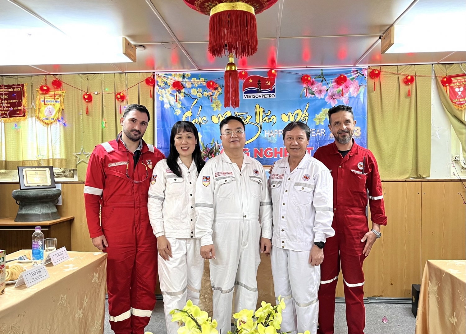 Lãnh đạo TP Vũng Tàu và Vietsovpetro chúc Tết người lao động trên Giàn CNTT-2 Lãnh đạo TP Vũng Tàu và Vietsovpetro chúc Tết người lao động trên Giàn CNTT-2