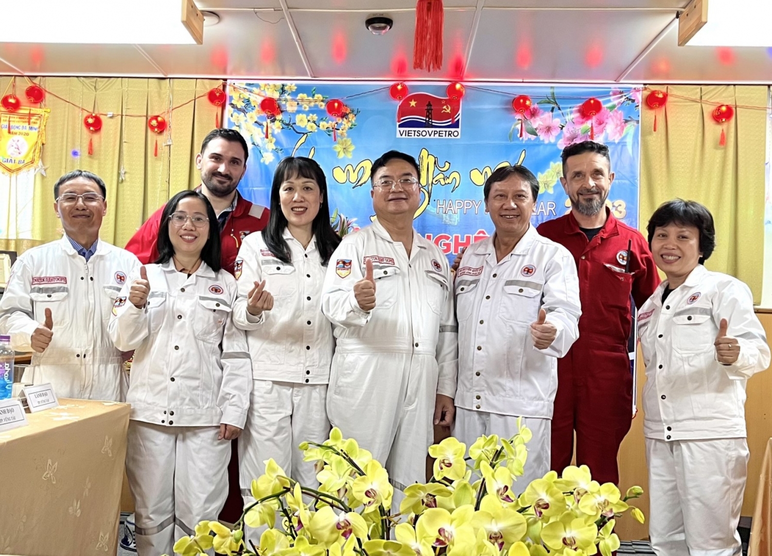 Lãnh đạo TP Vũng Tàu và Vietsovpetro chúc Tết người lao động trên Giàn CNTT-2 Lãnh đạo TP Vũng Tàu và Vietsovpetro chúc Tết người lao động trên Giàn CNTT-2