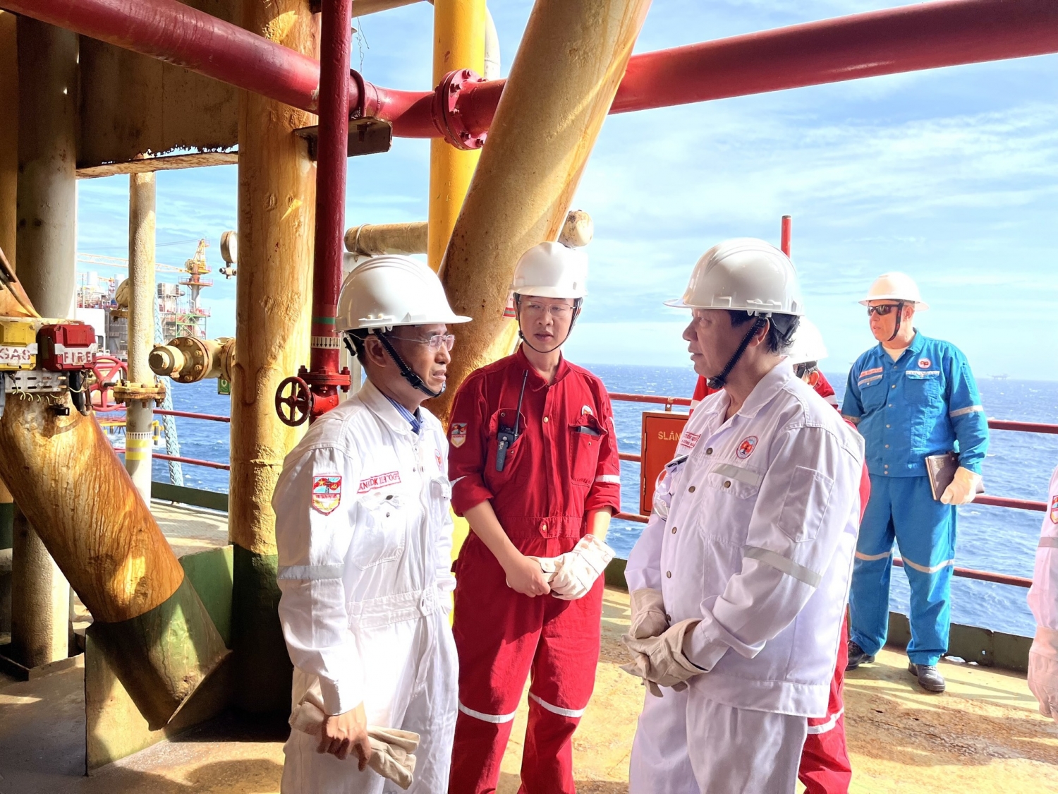 Lãnh đạo TP Vũng Tàu và Vietsovpetro chúc Tết người lao động trên Giàn CNTT-2 Lãnh đạo TP Vũng Tàu và Vietsovpetro chúc Tết người lao động trên Giàn CNTT-2