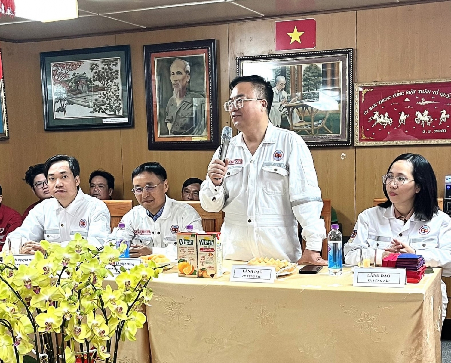 Lãnh đạo TP Vũng Tàu và Vietsovpetro chúc Tết người lao động trên Giàn CNTT-2 Lãnh đạo TP Vũng Tàu và Vietsovpetro chúc Tết người lao động trên Giàn CNTT-2