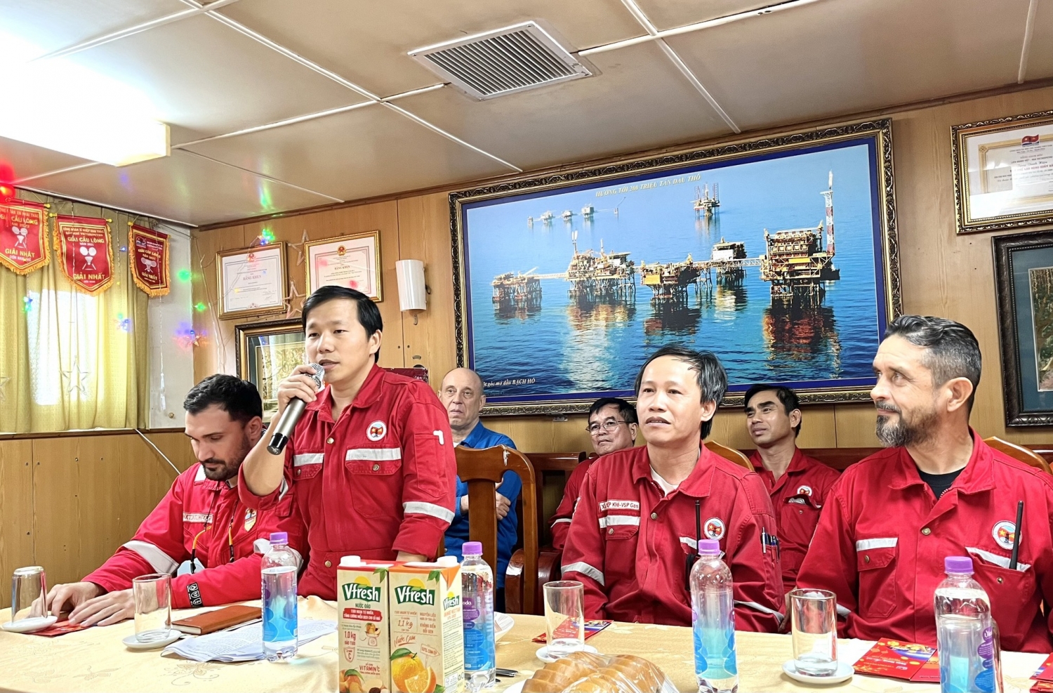 Lãnh đạo TP Vũng Tàu và Vietsovpetro chúc Tết người lao động trên Giàn CNTT-2 Lãnh đạo TP Vũng Tàu và Vietsovpetro chúc Tết người lao động trên Giàn CNTT-2
