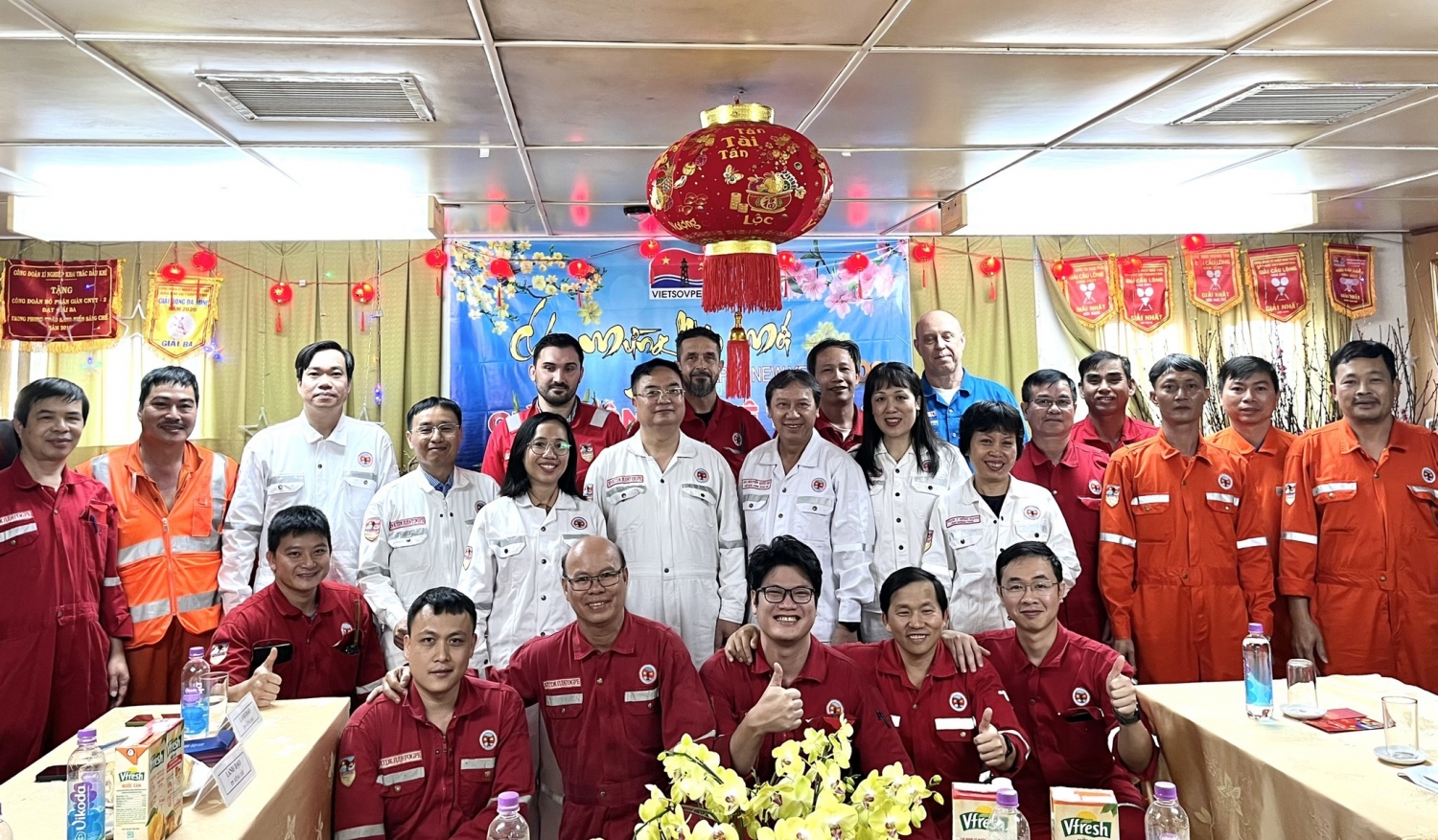 Lãnh đạo TP Vũng Tàu và Vietsovpetro chúc Tết người lao động trên Giàn CNTT-2 Lãnh đạo TP Vũng Tàu và Vietsovpetro chúc Tết người lao động trên Giàn CNTT-2
