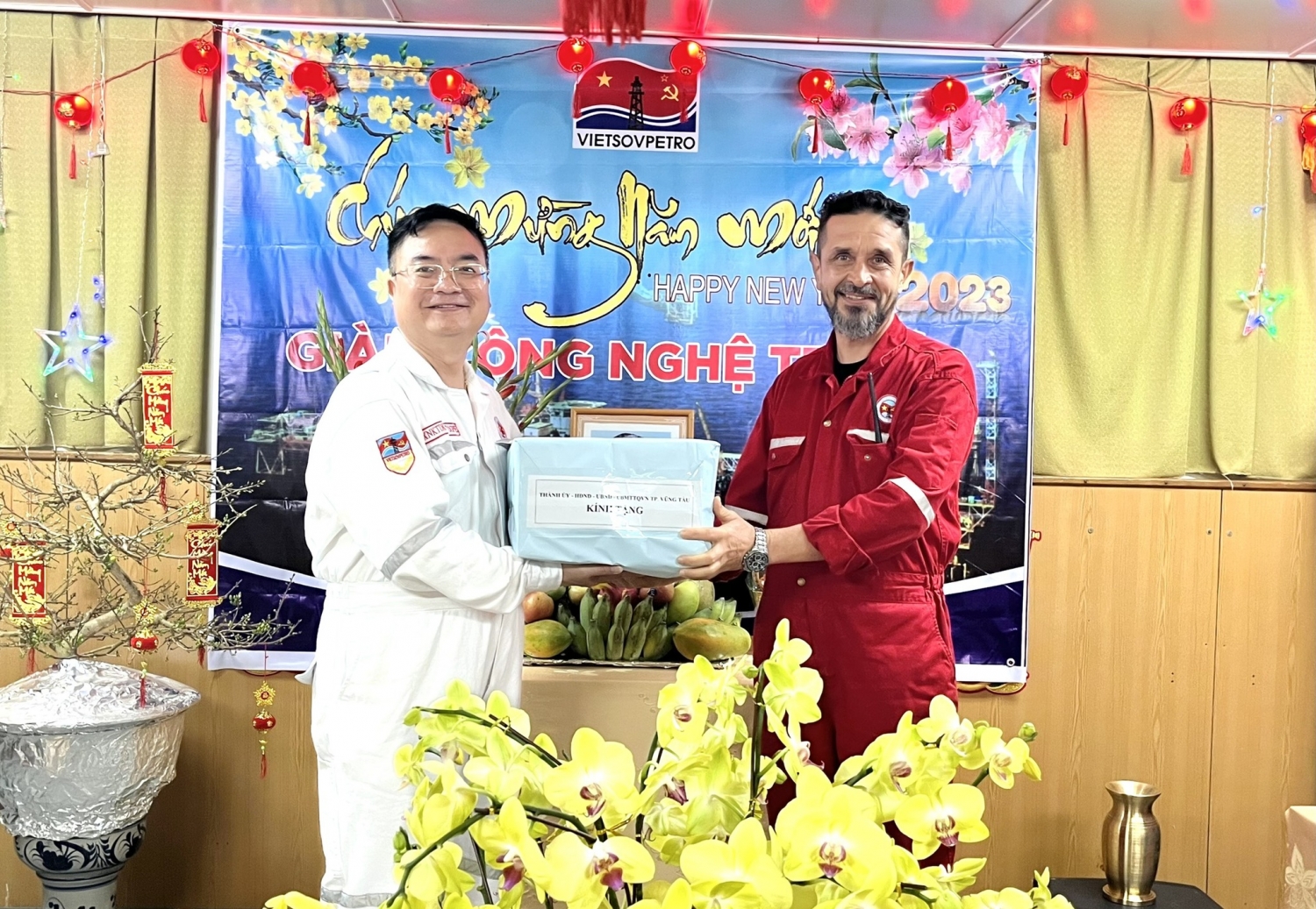 Lãnh đạo TP Vũng Tàu và Vietsovpetro chúc Tết người lao động trên Giàn CNTT-2 Lãnh đạo TP Vũng Tàu và Vietsovpetro chúc Tết người lao động trên Giàn CNTT-2