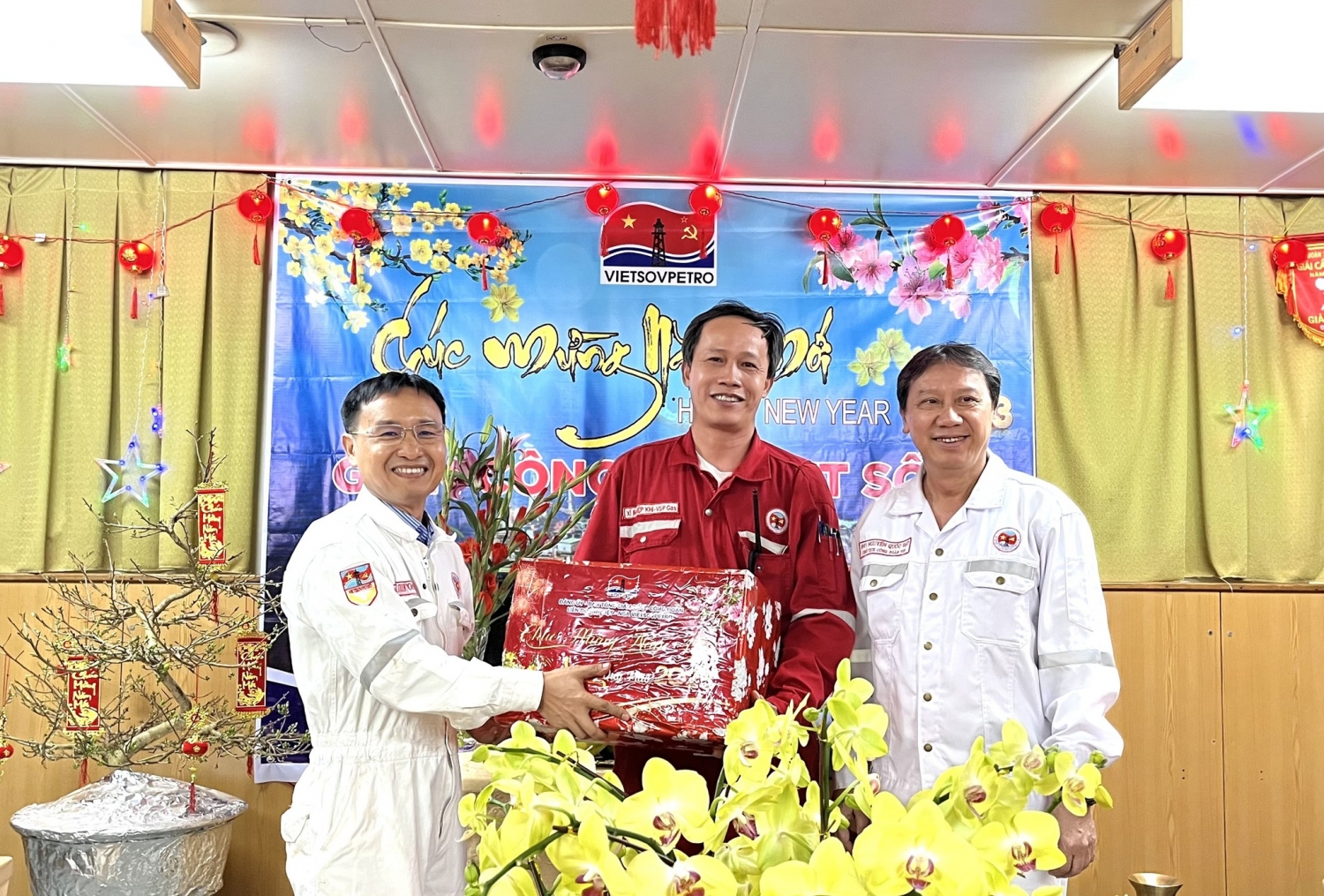 Lãnh đạo TP Vũng Tàu và Vietsovpetro chúc Tết người lao động trên Giàn CNTT-2 Lãnh đạo TP Vũng Tàu và Vietsovpetro chúc Tết người lao động trên Giàn CNTT-2