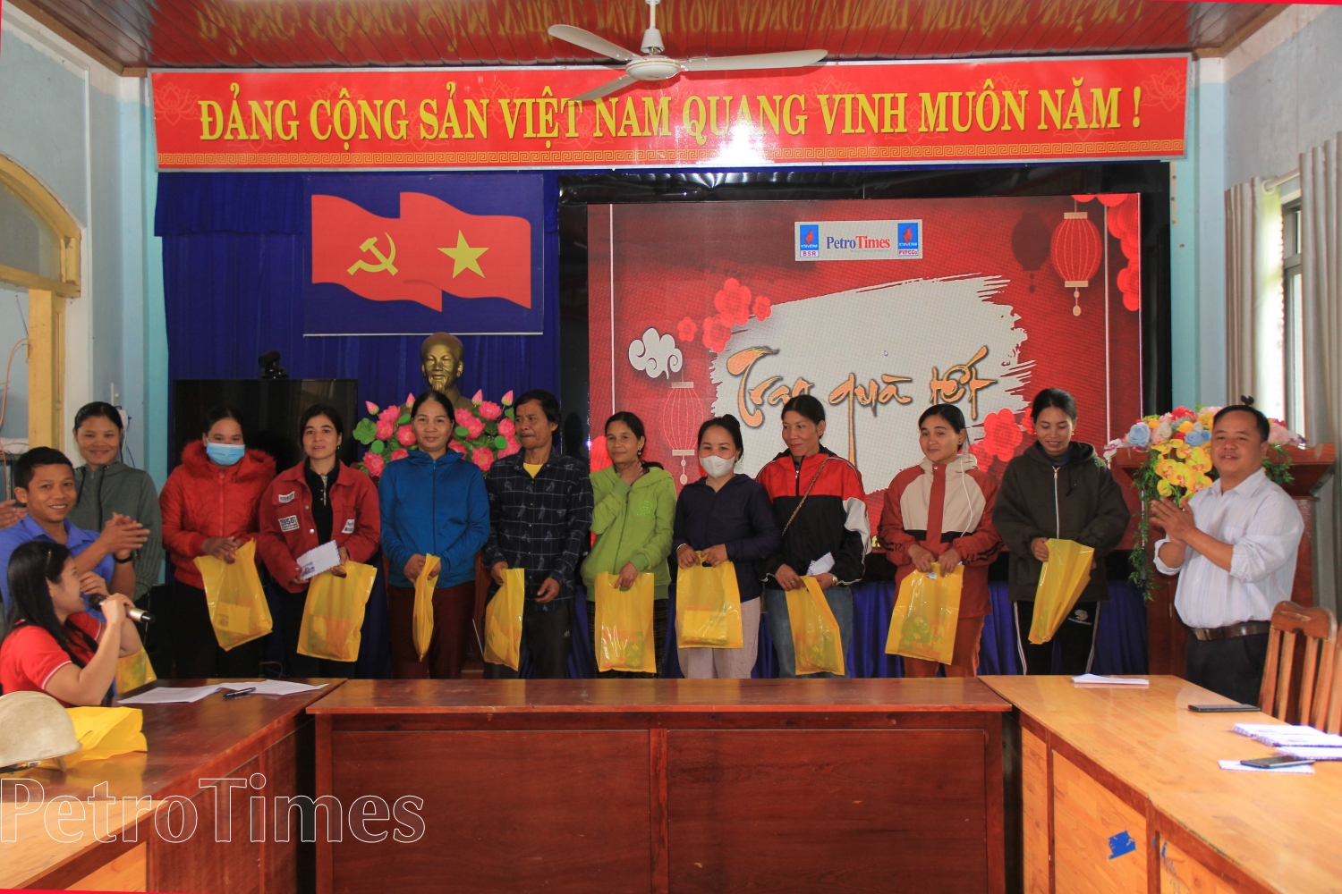Tạp chí Năng lượng Mới cùng BSR, PVFCCo trao quà Tết tại Quảng Nam”