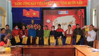 Tạp chí Năng lượng Mới cùng BSR, PVFCCo trao quà Tết tại Quảng Nam