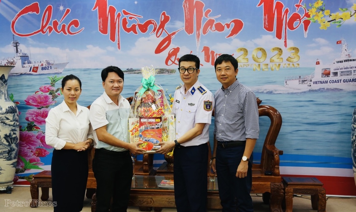 Trao tặng Tạp chí Năng lượng Mới số Xuân Quý Mão 2023 cho các đơn vị tại Bà Rịa - Vũng Tàu”