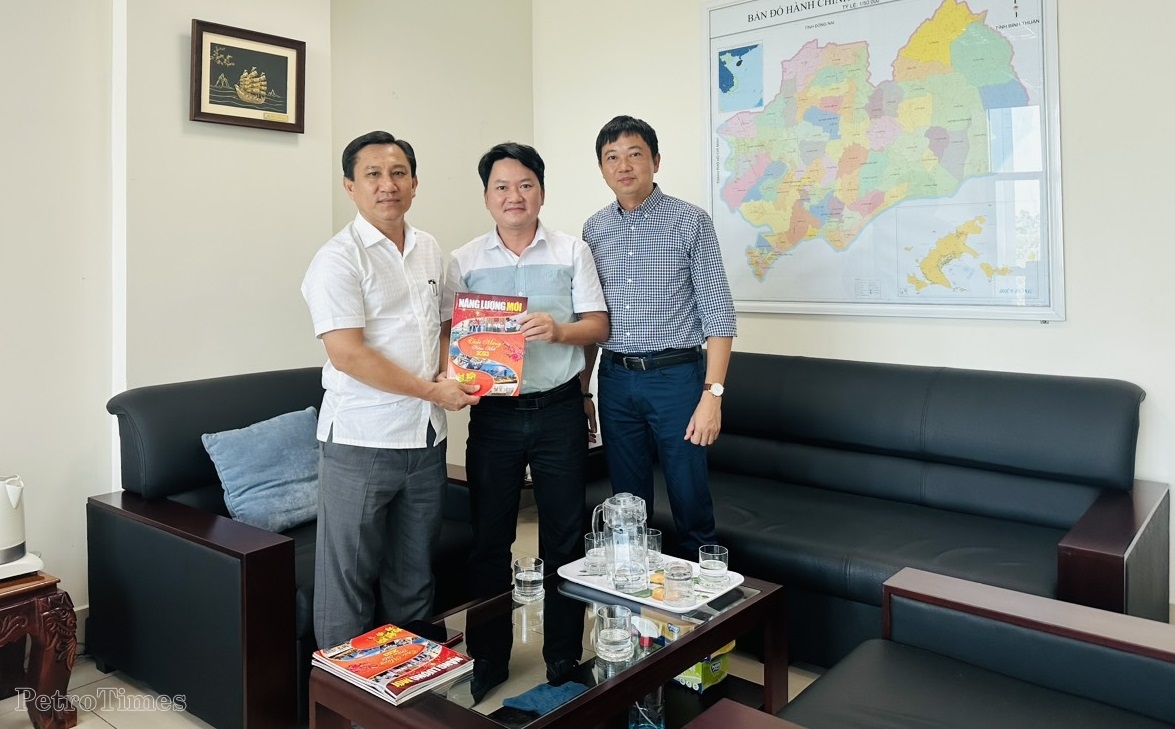 Trao tặng Tạp chí Năng lượng Mới số Xuân Quý Mão 2023 cho các đơn vị tại Bà Rịa - Vũng Tàu