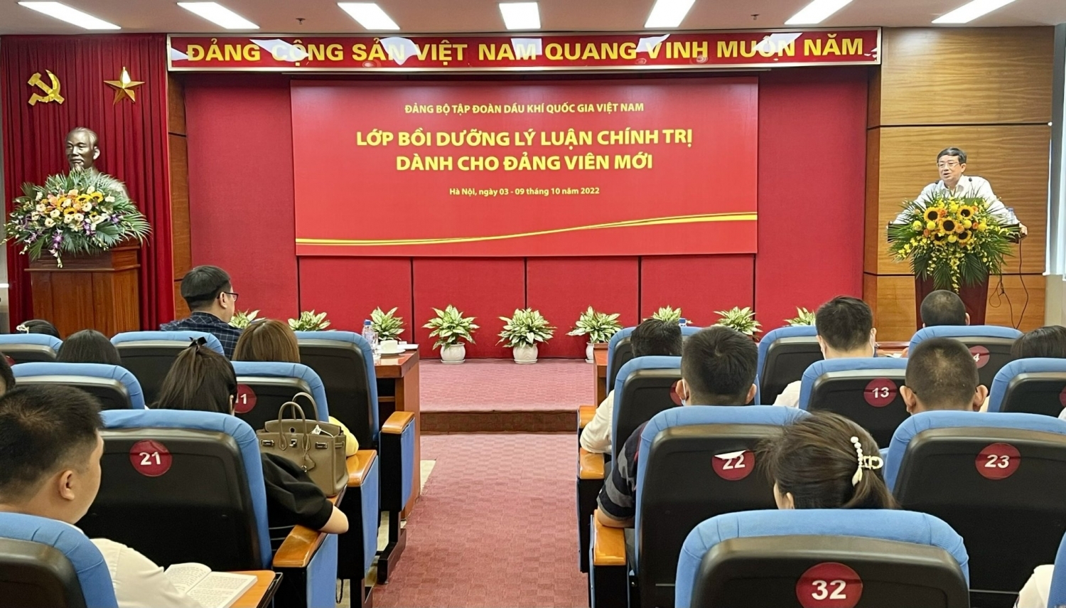 Phấn đấu vào Đảng không phải để “thăng quan, phát tài” Phấn đấu vào Đảng không phải để “thăng quan, phát tài”