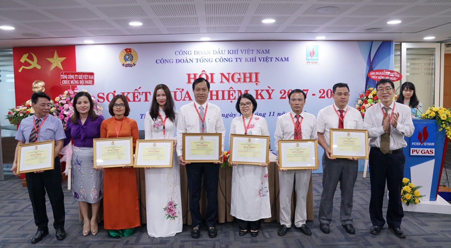 Khen thưởng các cán bộ công đoàn xuất sắc giữa nhiệm kỳ Khen thưởng các cán bộ công đoàn xuất sắc giữa nhiệm kỳ