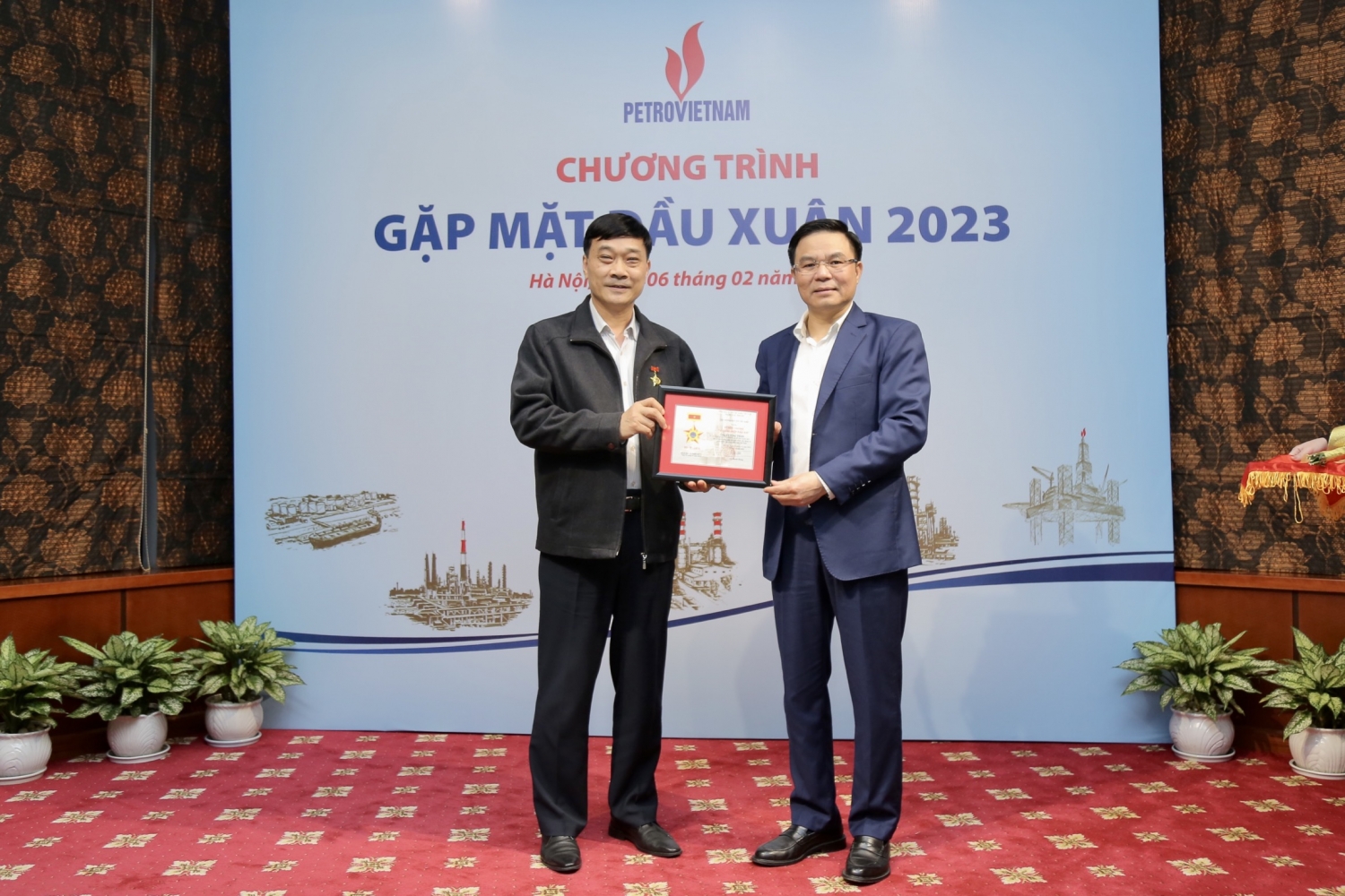 undefined Petrovietnam trao tặng Kỷ niệm chương “Vì sự nghiệp Dầu khí”