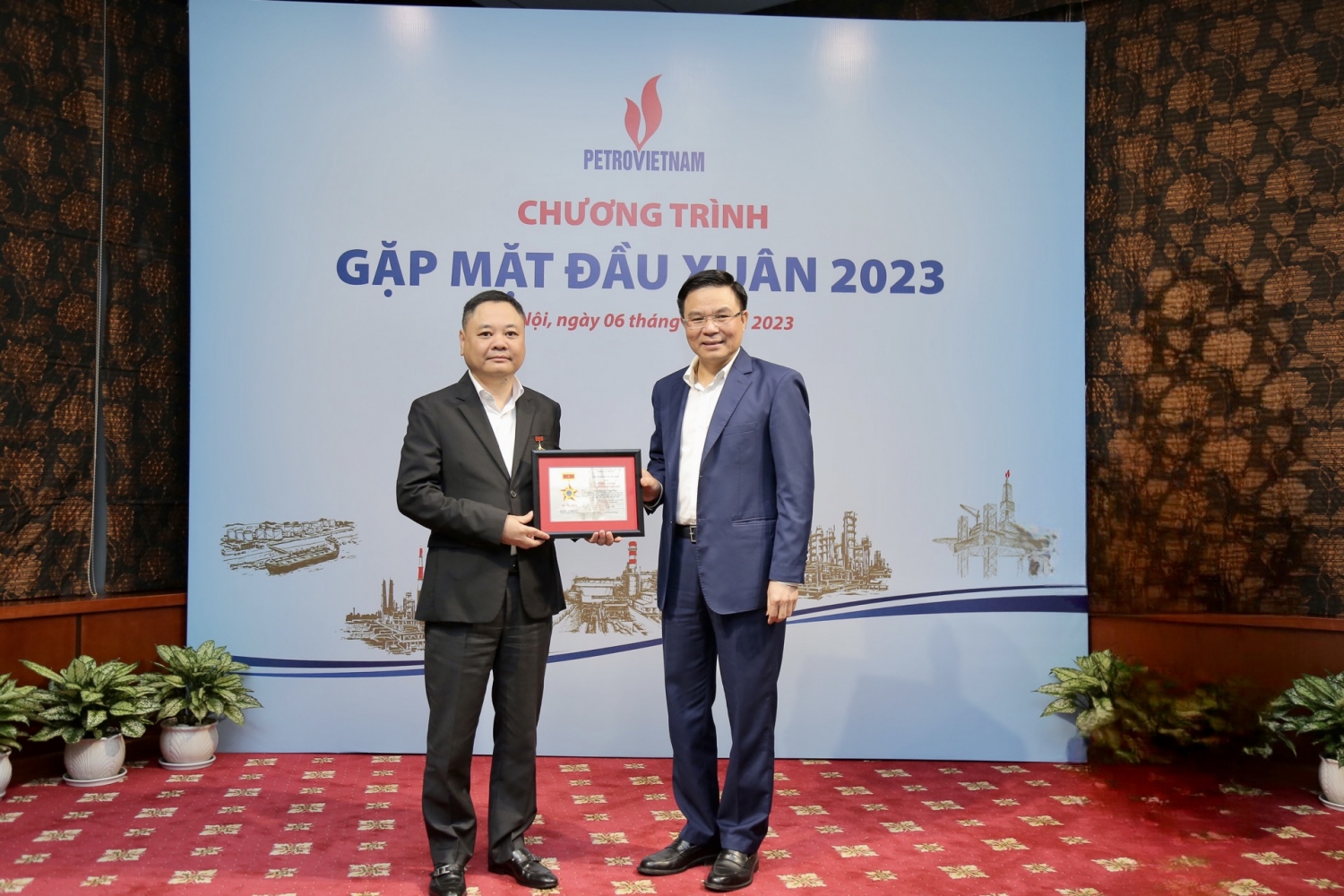 undefined Petrovietnam trao tặng Kỷ niệm chương “Vì sự nghiệp Dầu khí”