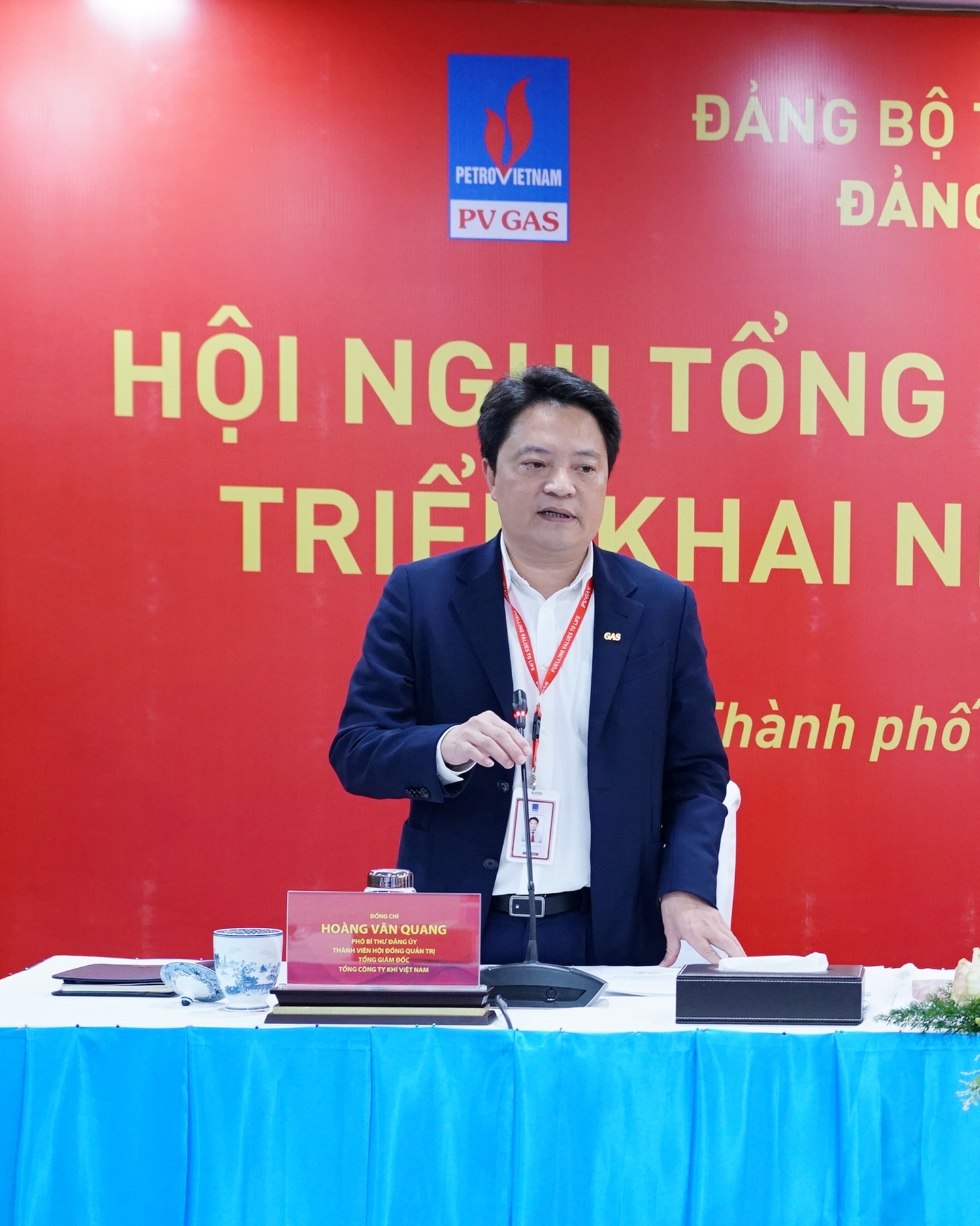 Đồng chí Hoàng Văn Quang, Phó Bí thư Đảng ủy, Thành viên HĐQT, Tổng giám đốc PV GAS báo cáo Nghị quyết về lãnh đạo thực hiện nhiệm vụ sản xuất kinh doanh năm 2023 Đồng chí Hoàng Văn Quang, Phó Bí thư Đảng ủy, Thành viên HĐQT, Tổng giám đốc PV GAS báo cáo Nghị quyết về lãnh đạo thực hiện nhiệm vụ sản xuất kinh doanh năm 2023
